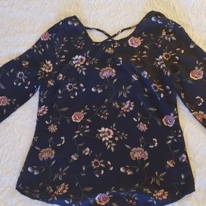 4/15$ BUNDLE DEAL* Floral pattern blouse